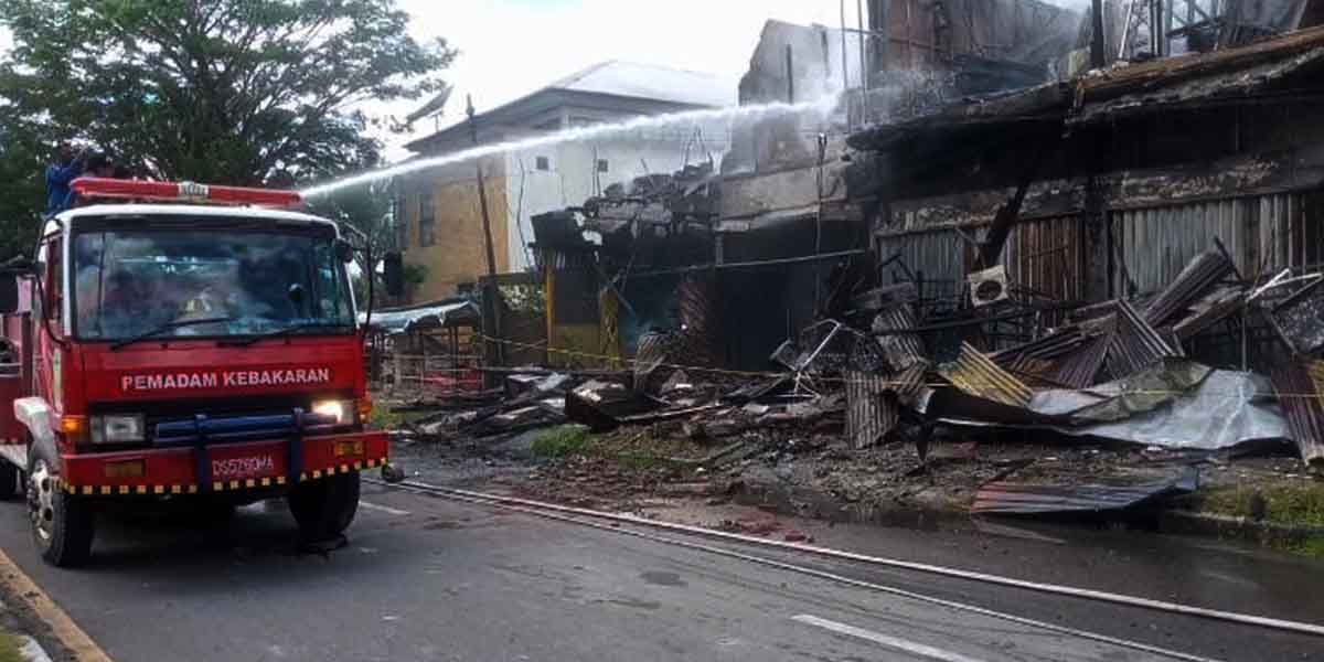 Personel Damkar memadamkan api pada peristiwa kebakaran di Yos Sudarso, Rabu (25/8/2021)) kemarin. Foto: Salmawati Bakri/Papua60detik